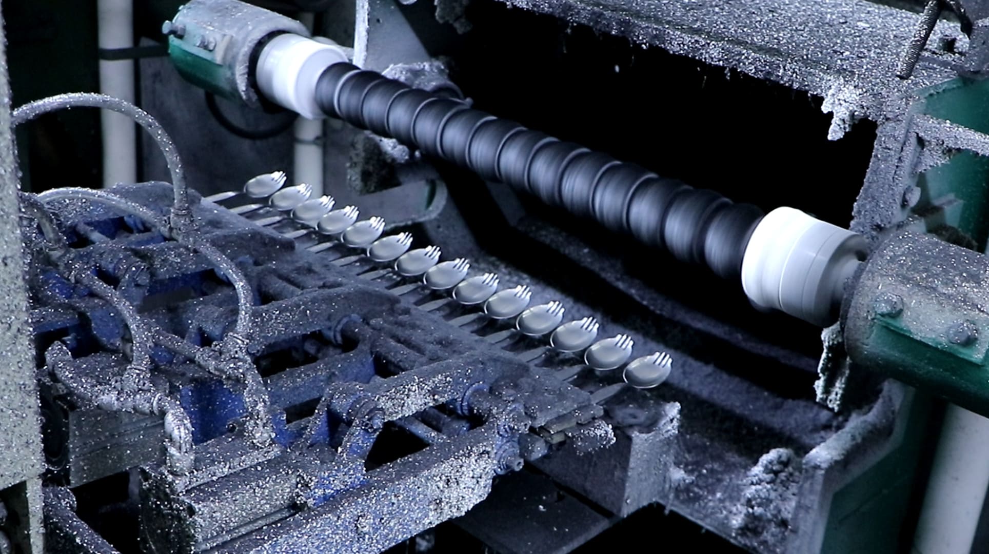 Multi-stage cutlery polishing process workflow